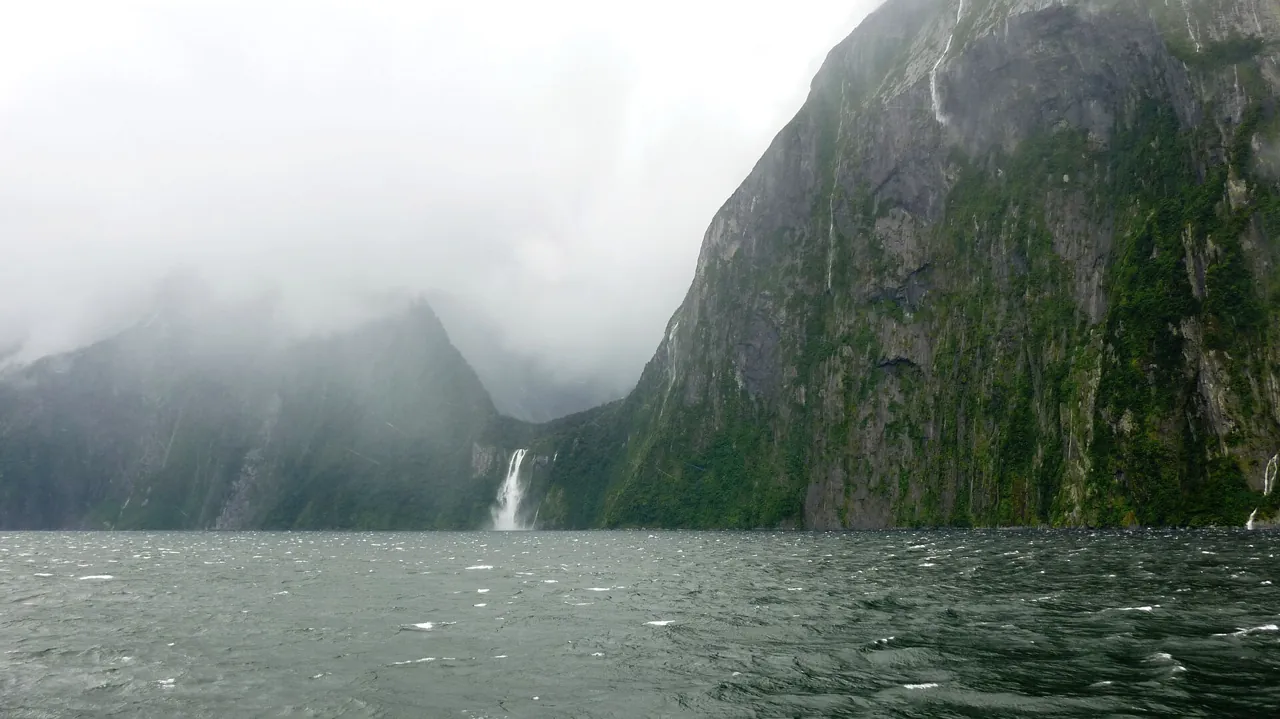 Die Stirling Falls stürzen eine senkrechte Felswand hinab in den Milford Sound